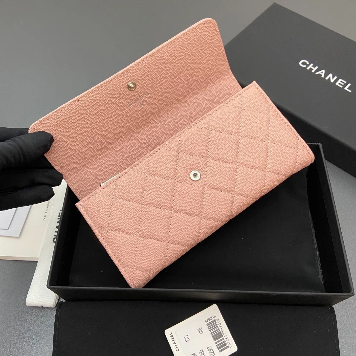 25b new series caviar cowhide with stars ⭐logo shiny blingblibg~ flip long clip wallet series pink fine ball pattern silver star hardware 12 card slots, two banknote compartments two compartments, 1 zipper bag Price: 250 No.: 3724 Size: w19×h10×d3cm