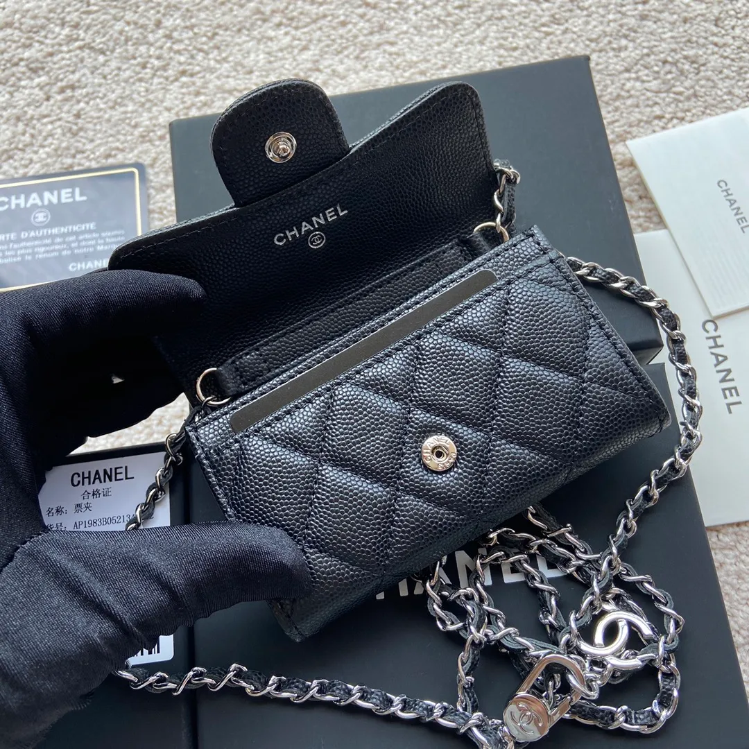 Xiaoxiang imported Italian leather Item number: AP3966 /A81081 (chain small card holder) Price: 420 Size: w11×h7cm Color: Black fine ball pattern silver steel mark hardware