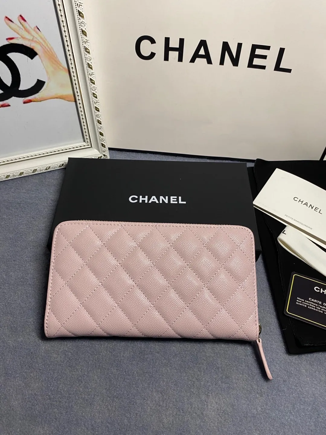 22 new styles. CHANEL. Zippered long clip wallet has arrived❤️Top-layer cowhide with new luogo, the same design surrounded by diamonds on the side of the leather❤️The details are so beautiful❤️Model number Ap5478B size 10*19.5*2.5cm💰560