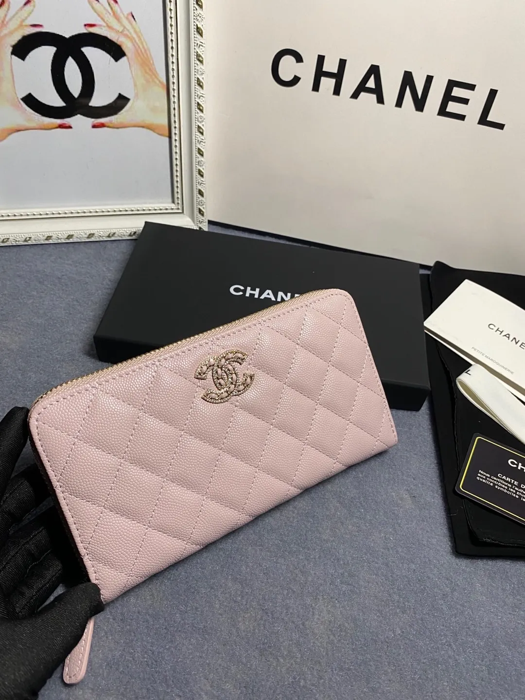22 new styles. CHANEL. Zippered long clip wallet has arrived❤️Top-layer cowhide with new luogo, the same design surrounded by diamonds on the side of the leather❤️The details are so beautiful❤️Model number Ap5478B size 10*19.5*2.5cm💰560