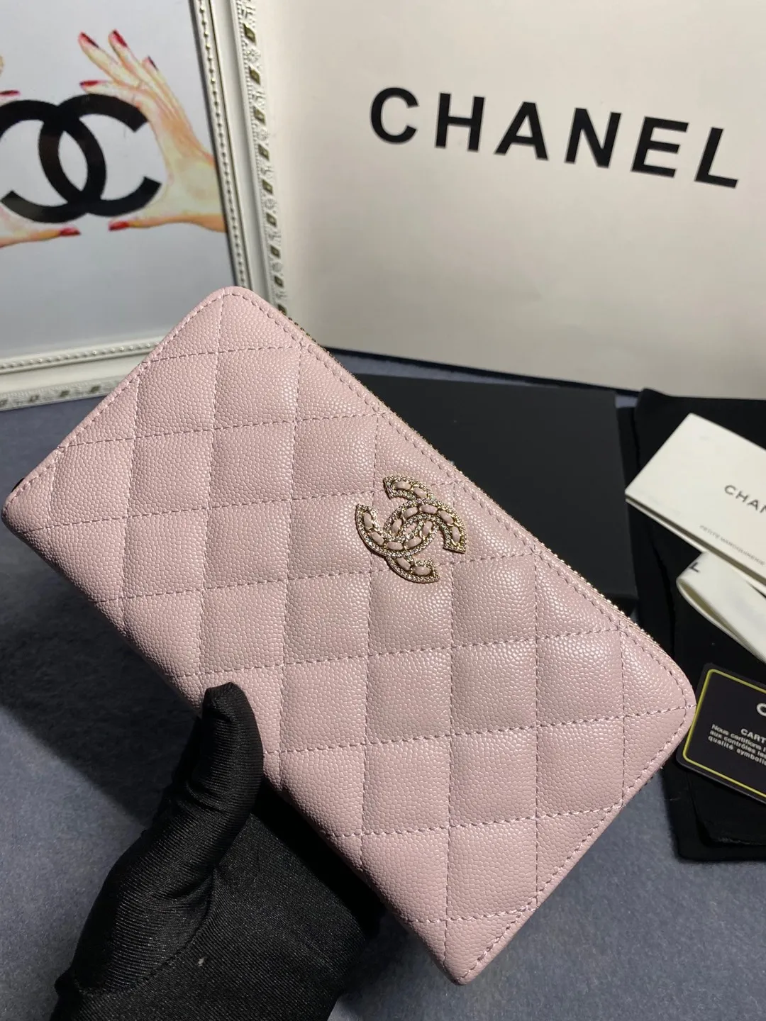 22 new styles. CHANEL. Zippered long clip wallet has arrived❤️Top-layer cowhide with new luogo, the same design surrounded by diamonds on the side of the leather❤️The details are so beautiful❤️Model number Ap5478B size 10*19.5*2.5cm💰560