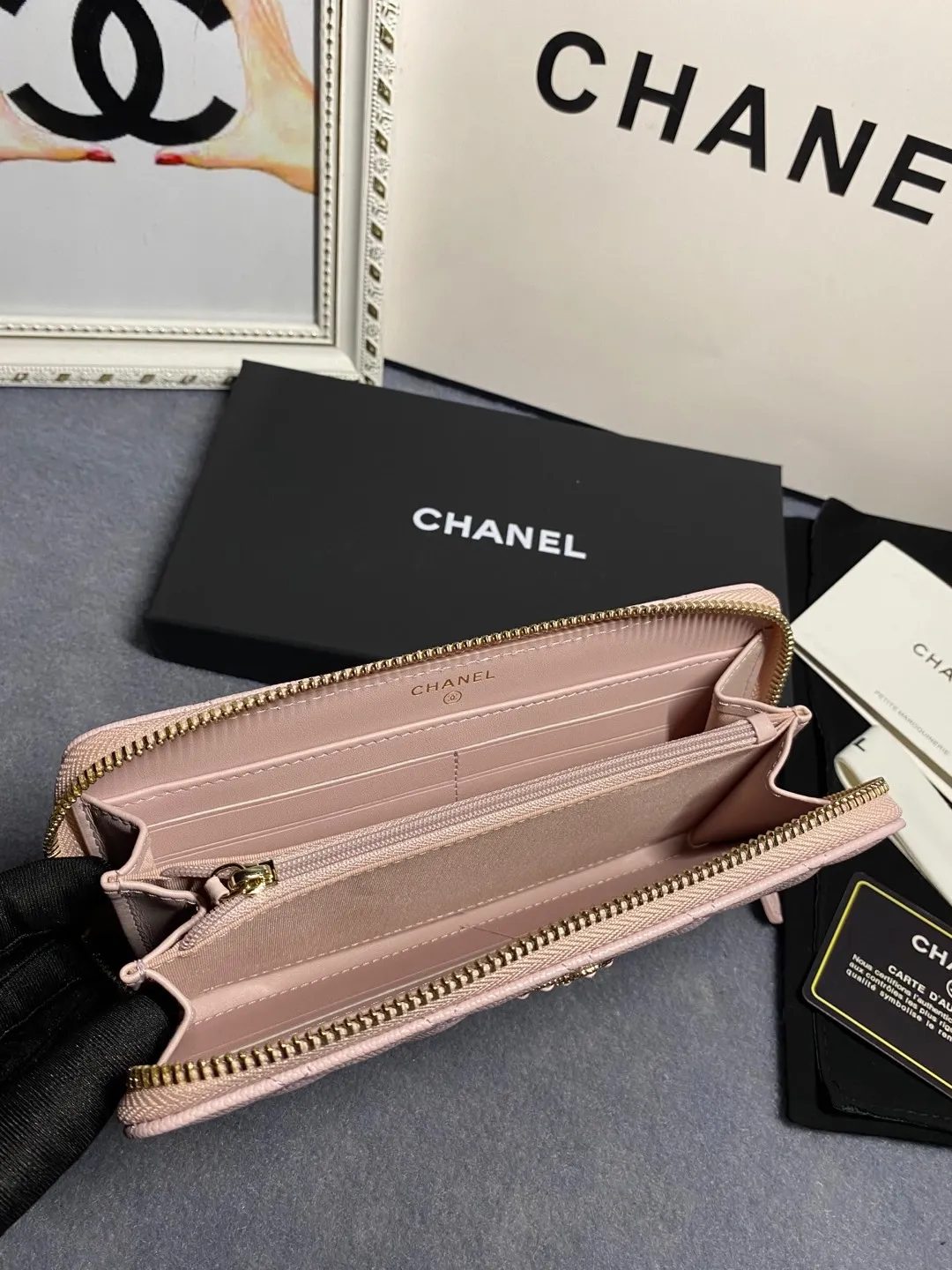 22 new styles. CHANEL. Zippered long clip wallet has arrived❤️Top-layer cowhide with new luogo, the same design surrounded by diamonds on the side of the leather❤️The details are so beautiful❤️Model number Ap5478B size 10*19.5*2.5cm💰560