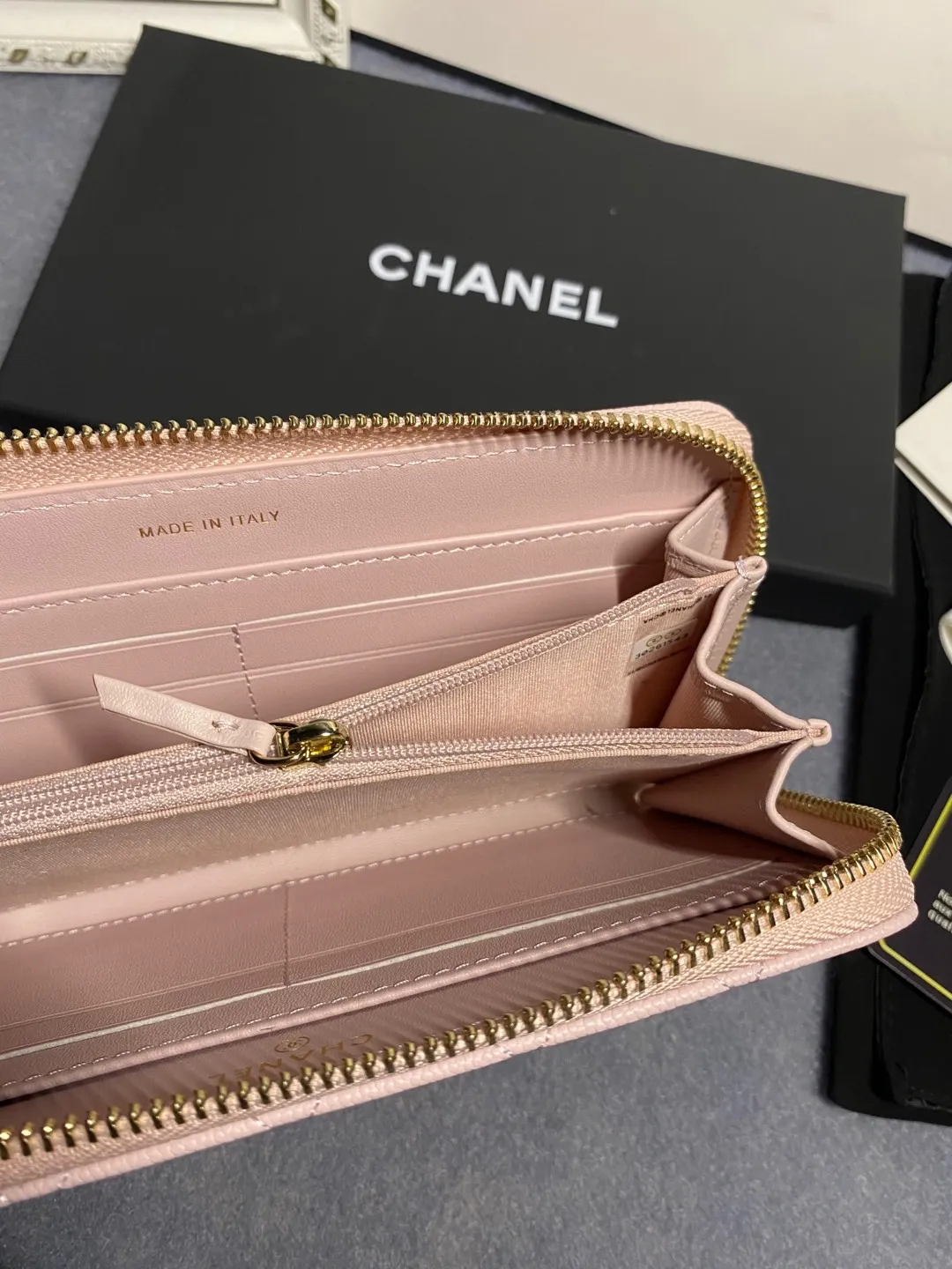 22 new styles. CHANEL. Zippered long clip wallet has arrived❤️Top-layer cowhide with new luogo, the same design surrounded by diamonds on the side of the leather❤️The details are so beautiful❤️Model number Ap5478B size 10*19.5*2.5cm💰560