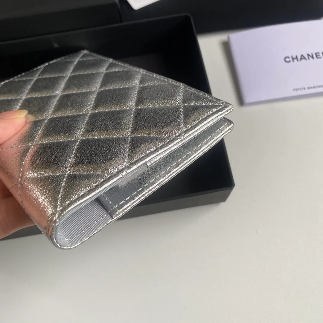 280💰 CHANEL Classic Passport Holder❤️Good news for friends who are traveling! This passport holder is made of imported first-layer grain embossed cowhide, with a burgundy first-layer trim finish on the inside! 4⃣️Card slots...very convenient and practical. Model No. 80385. Size 14.5×10.5×2cm