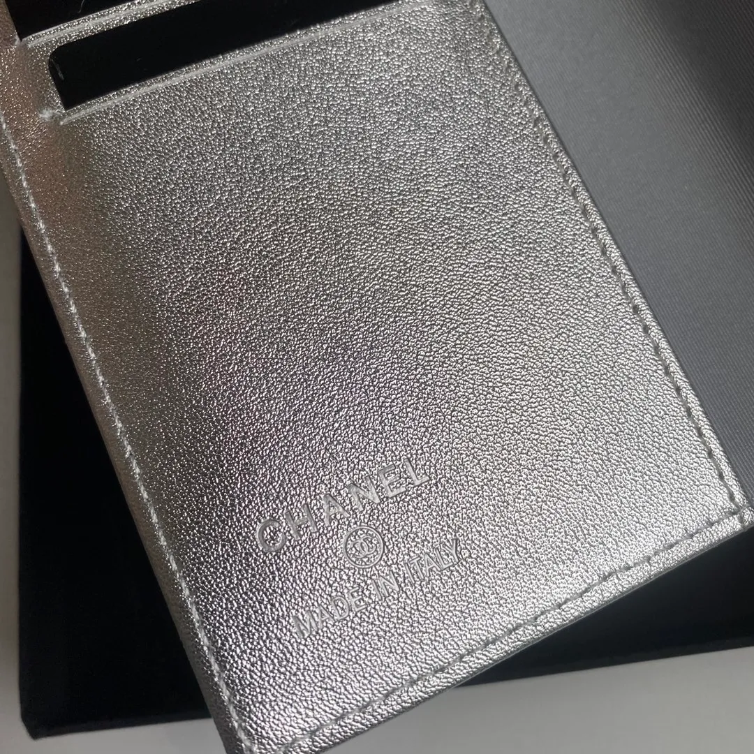 280💰 CHANEL Classic Passport Holder❤️Good news for friends who are traveling! This passport holder is made of imported first-layer grain embossed cowhide, with a burgundy first-layer trim finish on the inside! 4⃣️Card slots...very convenient and practical. Model No. 80385. Size 14.5×10.5×2cm