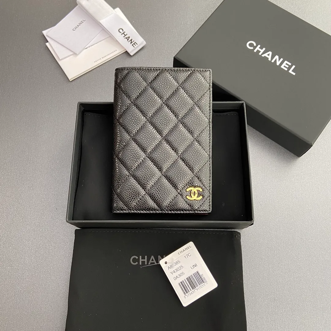 [Special grade hardware original leather] ¥280 Xiaoxiang Passport Holder Series Quilted card holder with iconic metal logo Gold tone metal hardware, special Italian imported leather 4 card slots, 1 passport holder Number: 80385 Size: w10×h15×d2cm