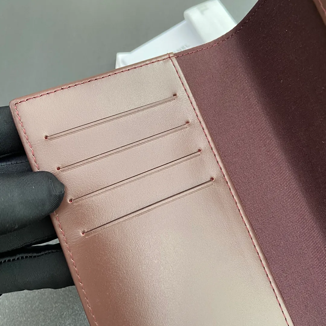 [Special grade hardware original leather] ¥280 Xiaoxiang Passport Holder Series Quilted card holder with iconic metal logo Gold tone metal hardware, special Italian imported leather 4 card slots, 1 passport holder Number: 80385 Size: w10×h15×d2cm