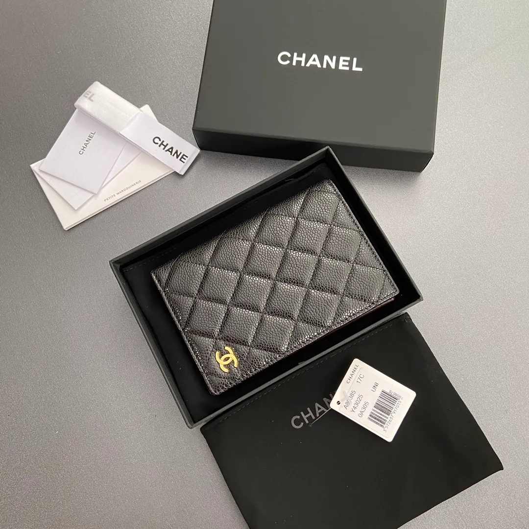 [Special grade hardware original leather] ¥280 Xiaoxiang Passport Holder Series Quilted card holder with iconic metal logo Gold tone metal hardware, special Italian imported leather 4 card slots, 1 passport holder Number: 80385 Size: w10×h15×d2cm