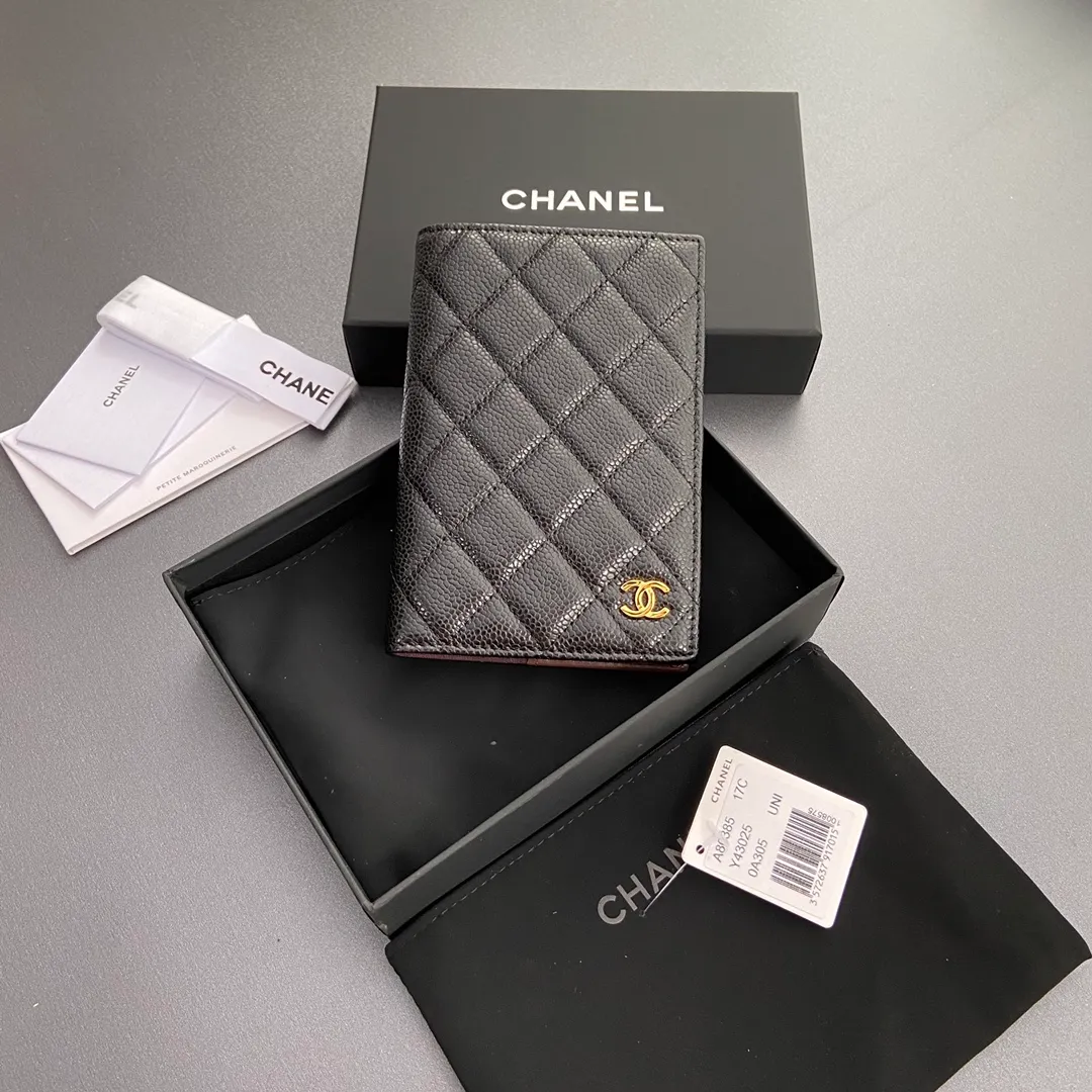 [Special grade hardware original leather] ¥280 Xiaoxiang Passport Holder Series Quilted card holder with iconic metal logo Gold tone metal hardware, special Italian imported leather 4 card slots, 1 passport holder Number: 80385 Size: w10×h15×d2cm