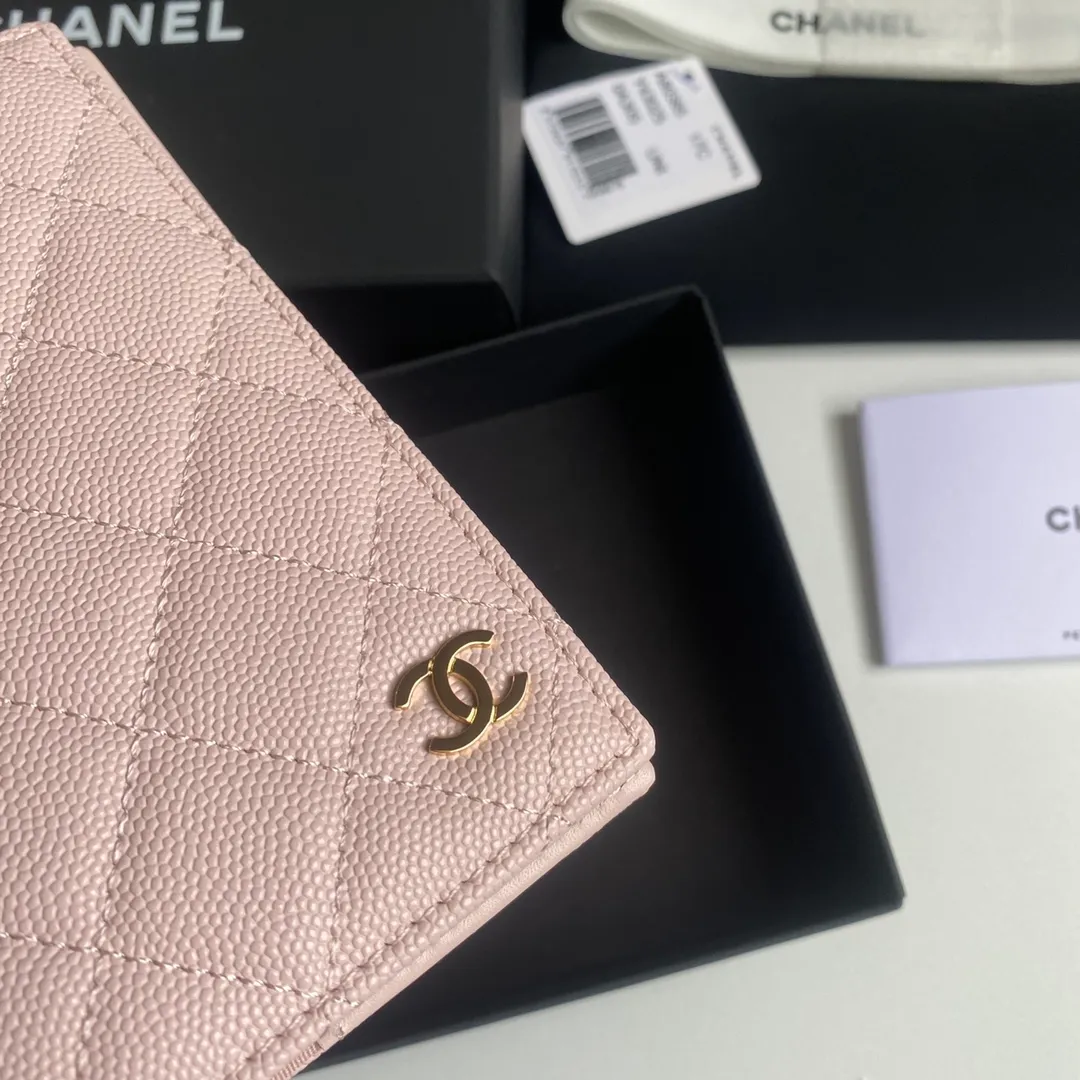 280💰 CHANEL Classic Passport Holder❤️Good news for friends who are traveling! This passport holder is made of imported first-layer grain embossed cowhide, with a burgundy first-layer trim finish on the inside! 4⃣️Card slots...very convenient and practical. Model No. 80385. Size 14.5×10.5×2cm