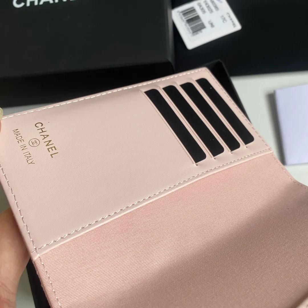280💰 CHANEL Classic Passport Holder❤️Good news for friends who are traveling! This passport holder is made of imported first-layer grain embossed cowhide, with a burgundy first-layer trim finish on the inside! 4⃣️Card slots...very convenient and practical. Model No. 80385. Size 14.5×10.5×2cm