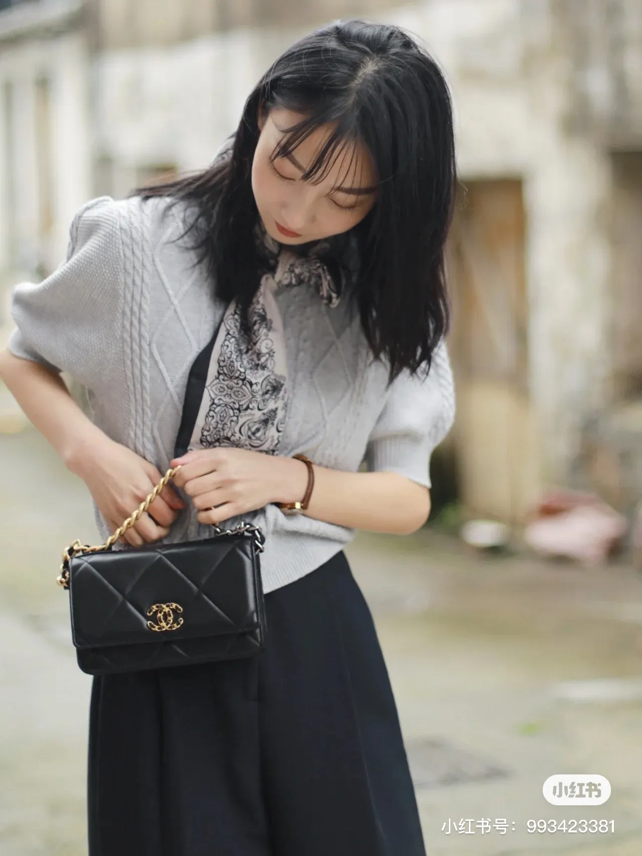 0957 The black and gold color scheme is so classic. It’s small and exquisite. It has enough capacity for daily use. You can fit your mobile phone and lipstick. It feels like you can carry it all year round.