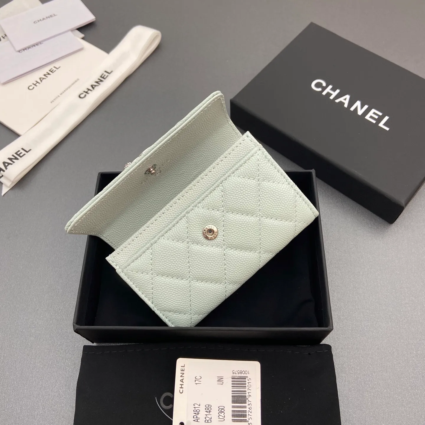 25b new series caviar cowhide with star⭐logo shiny blingblibg~card holder series Item number: A 4812 Price: 340 Size: w11×h7cm Color: light blue fine ball pattern silver star hardware.