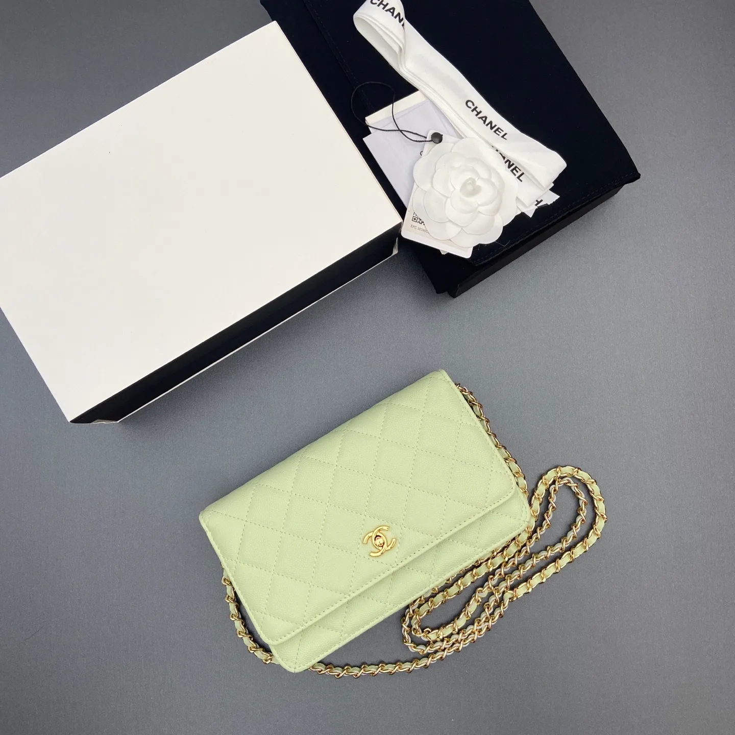 Xiaoxiang imported Italian caviar calfskin [upgraded version] Item number: A4241 Price: 700 Size: w20×h13×d3.5cm Color: Fine ball pattern golden steel mark