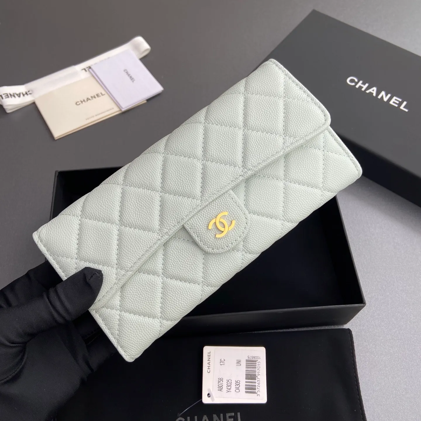 Xiaoxiang imported Italian grained calfskin Item number: A80758 Price: 460 Size: w19×h10.5×3cm Color: Light blue fine ball grain leather Gold steel mark