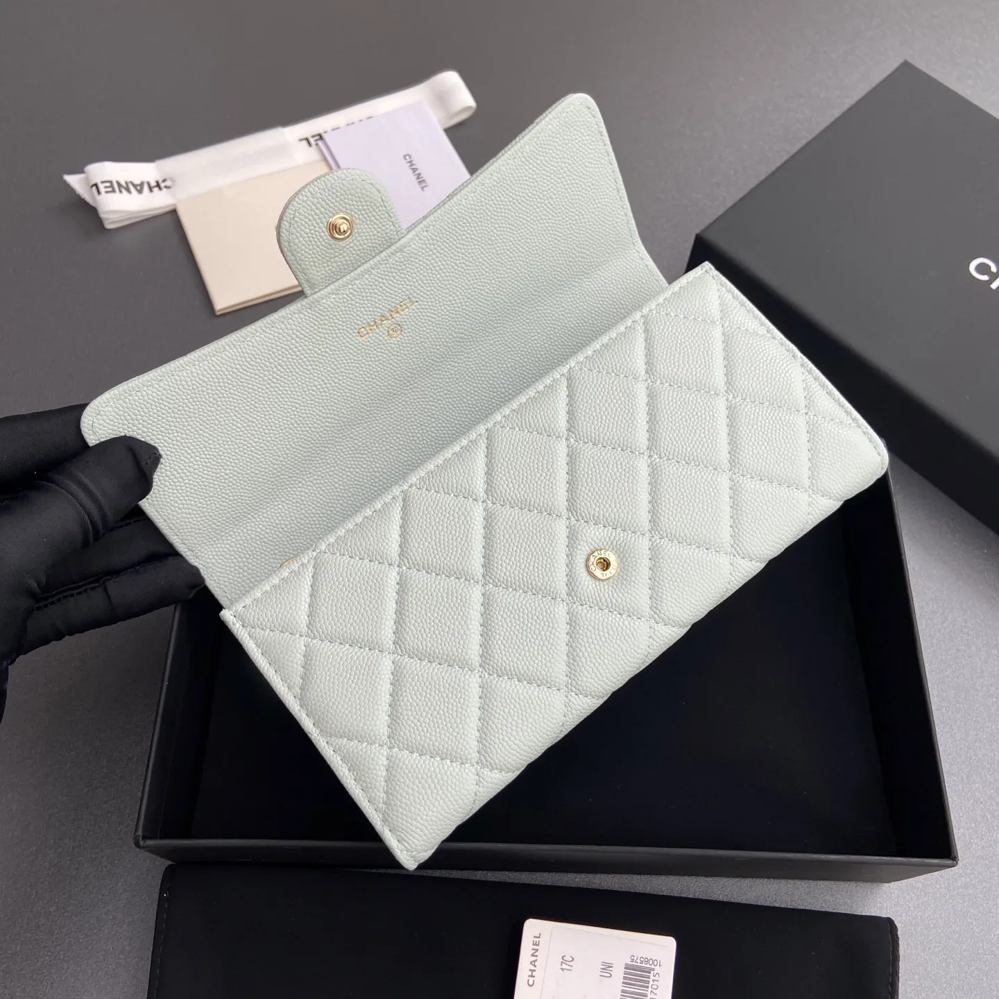Xiaoxiang imported Italian grained calfskin Item number: A80758 Price: 460 Size: w19×h10.5×3cm Color: Light blue fine ball grain leather Gold steel mark