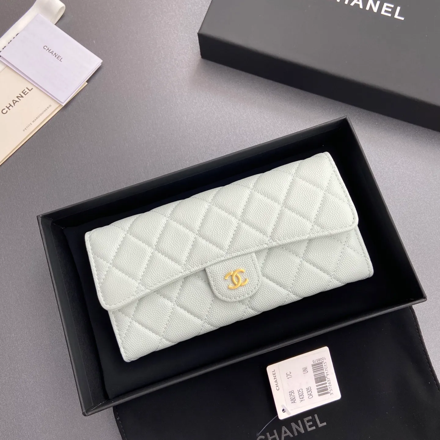 Xiaoxiang imported Italian grained calfskin Item number: A80758 Price: 460 Size: w19×h10.5×3cm Color: Light blue fine ball grain leather Gold steel mark