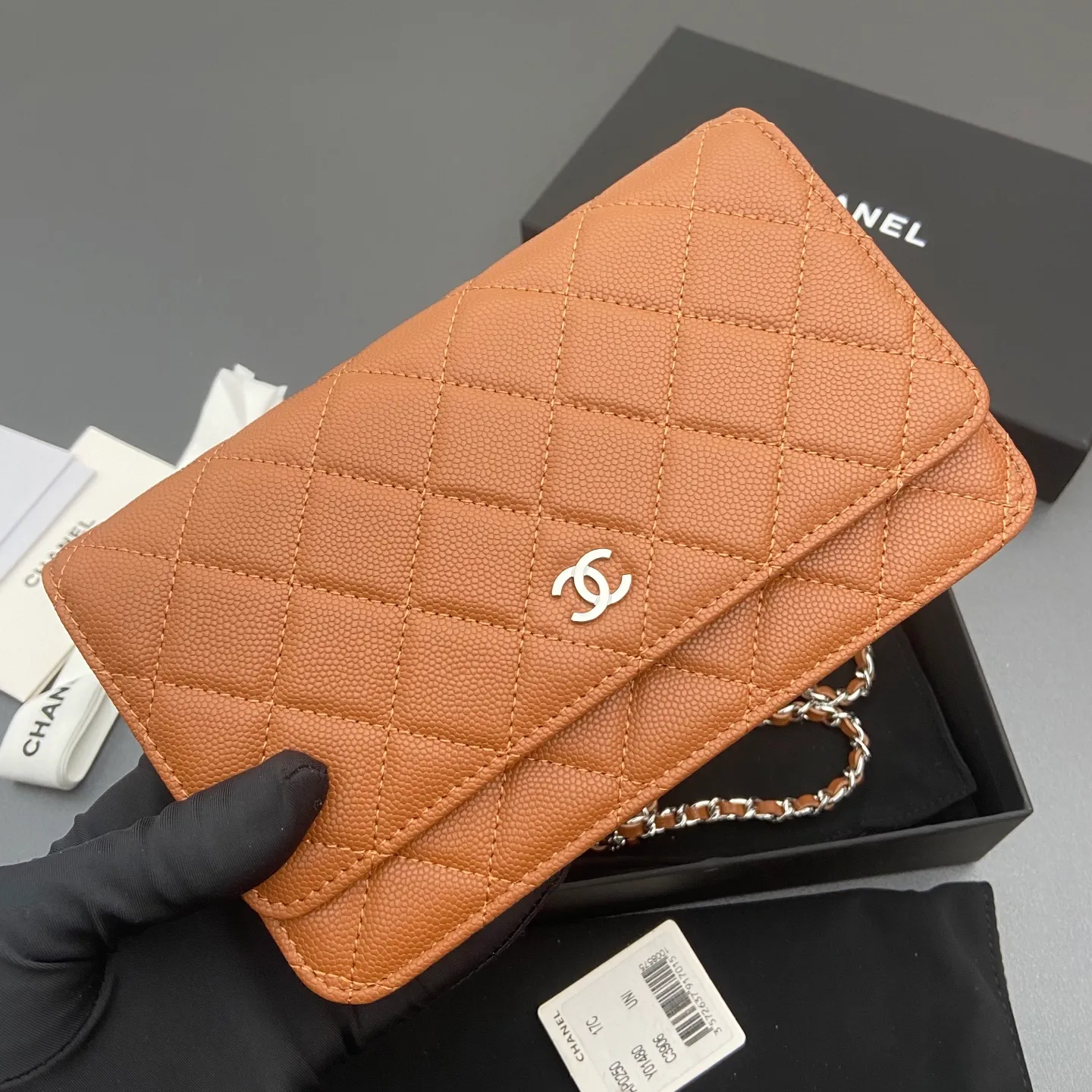 Xiaoxiang imported Italian caviar cowhide Item No.: A0250 Price: 640 Size: w20×h13×d3.5cm Color: Caramel fine ball pattern silver steel mark