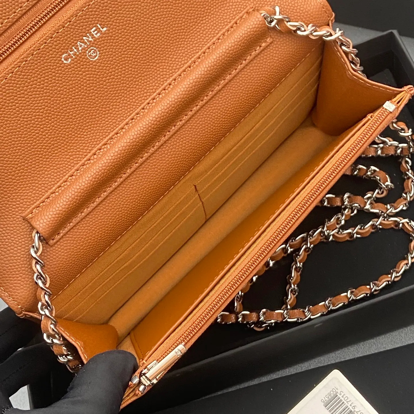 Xiaoxiang imported Italian caviar cowhide Item No.: A0250 Price: 640 Size: w20×h13×d3.5cm Color: Caramel fine ball pattern silver steel mark