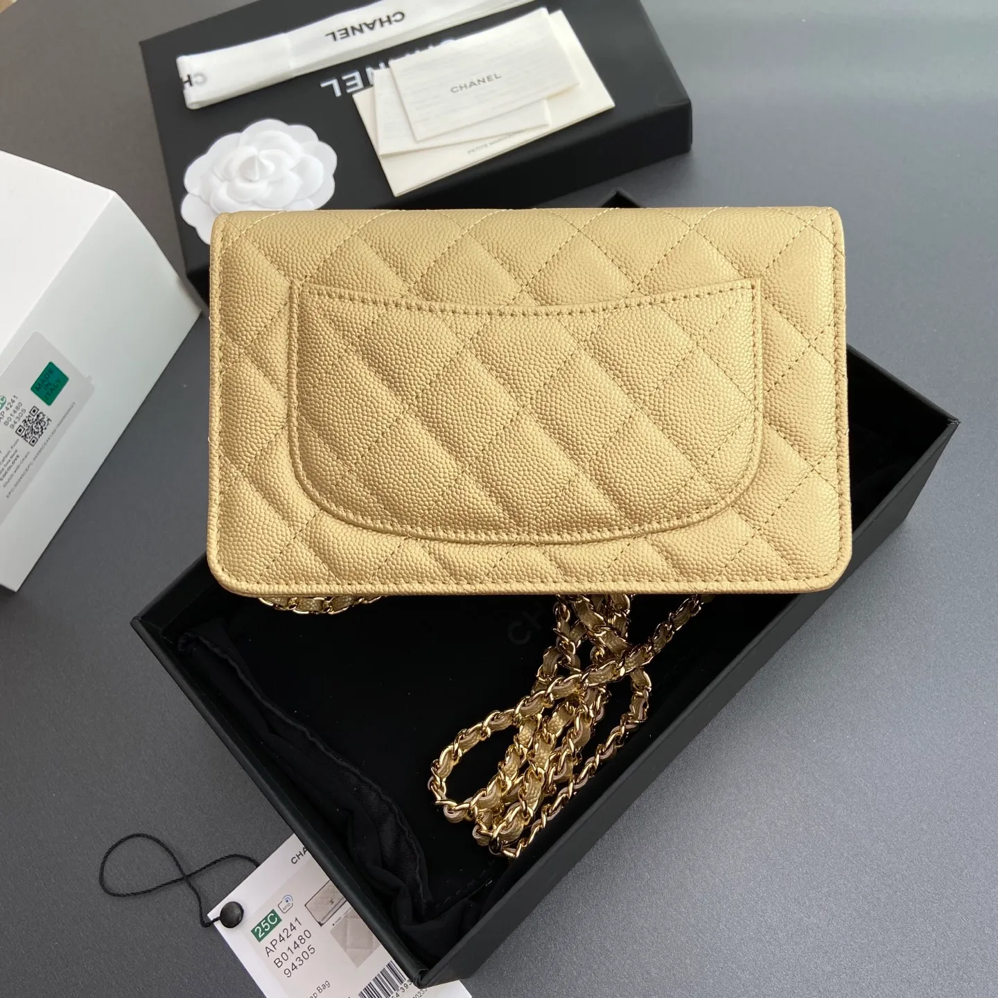 Xiaoxiang imported Italian lambskin [upgraded version] Item number: AP8482 💰700 Size: w20×h13×d3.5cm Color: golden fine ball pattern golden steel mark