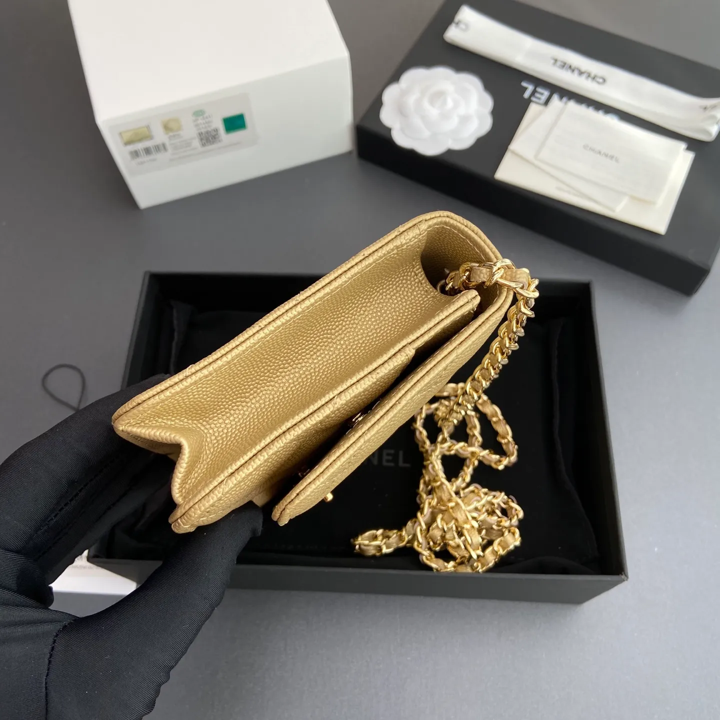 Xiaoxiang imported Italian lambskin [upgraded version] Item number: AP8482 💰700 Size: w20×h13×d3.5cm Color: golden fine ball pattern golden steel mark