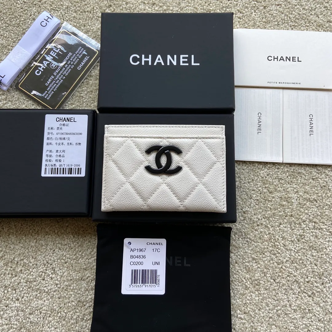 240💰Xiaoxiang imported Italian grained calfskin Item number: AP3934 Size: w11×7.5cm Color: white ball pattern black mark Usage: card holder