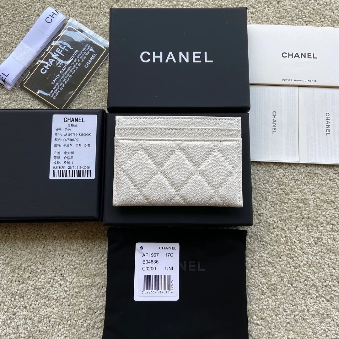 240💰Xiaoxiang imported Italian grained calfskin Item number: AP3934 Size: w11×7.5cm Color: white ball pattern black mark Usage: card holder