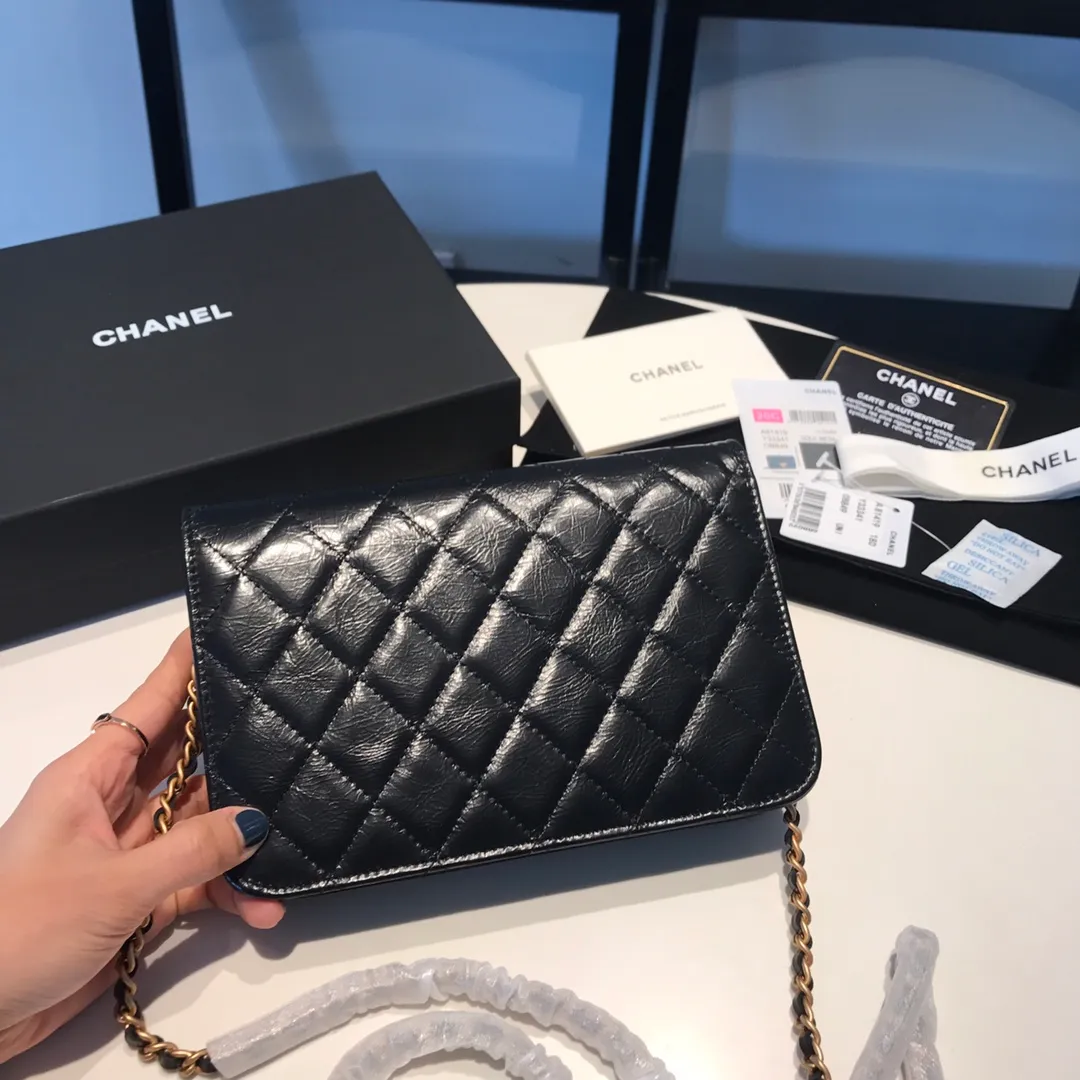 💰940😊Upgraded version💋Snap up the latest Chanel in stock🆕Imported waxed cowhide series retro metal locks with the latest hangtags💋Chain bag Woc crossbody bag, exclusive disassembly of genuine replica hardware to open the mold, leather one-to-one customization, small🐂 leather, thick leather, very soft to the touch, all matching, not ordinary products on the market, exquisite matching, completely matched lipstick💄 Keys🔑 bank cards💳change can be accommodated. You can also put 7p in it. 81419🍃size: 19cm