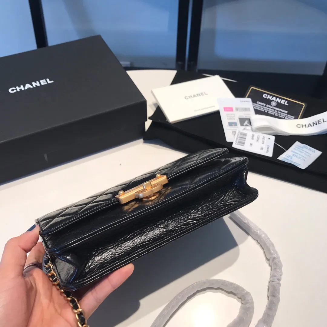💰940😊Upgraded version💋Snap up the latest Chanel in stock🆕Imported waxed cowhide series retro metal locks with the latest hangtags💋Chain bag Woc crossbody bag, exclusive disassembly of genuine replica hardware to open the mold, leather one-to-one customization, small🐂 leather, thick leather, very soft to the touch, all matching, not ordinary products on the market, exquisite matching, completely matched lipstick💄 Keys🔑 bank cards💳change can be accommodated. You can also put 7p in it. 81419🍃size: 19cm
