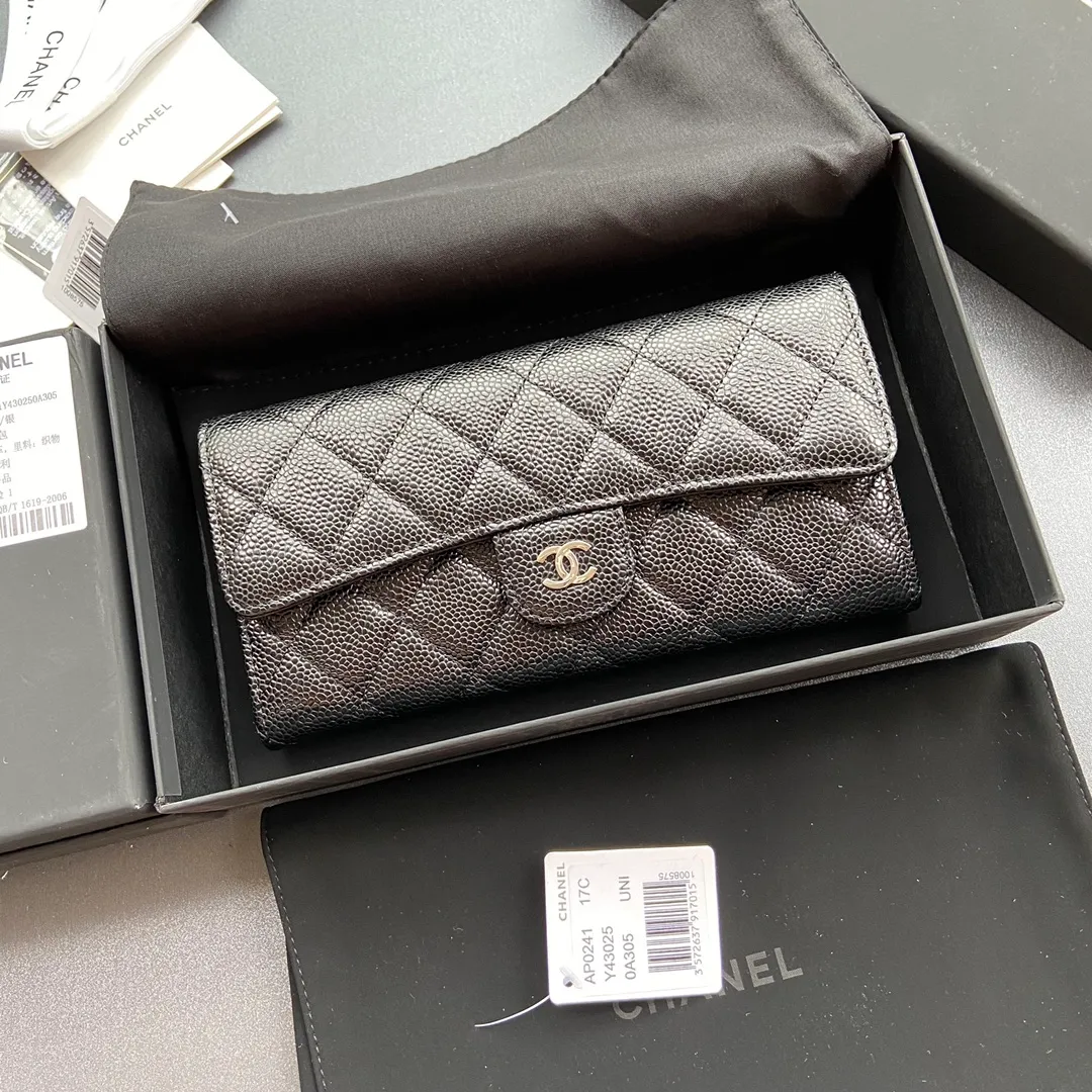 Xiaoxiang imported Italian grain cowhide Item No.: A0241 Long clip with back pocket on the back Price: 480 Size: w19×h10.5×3cm Color: Black ball pattern silver steel mark