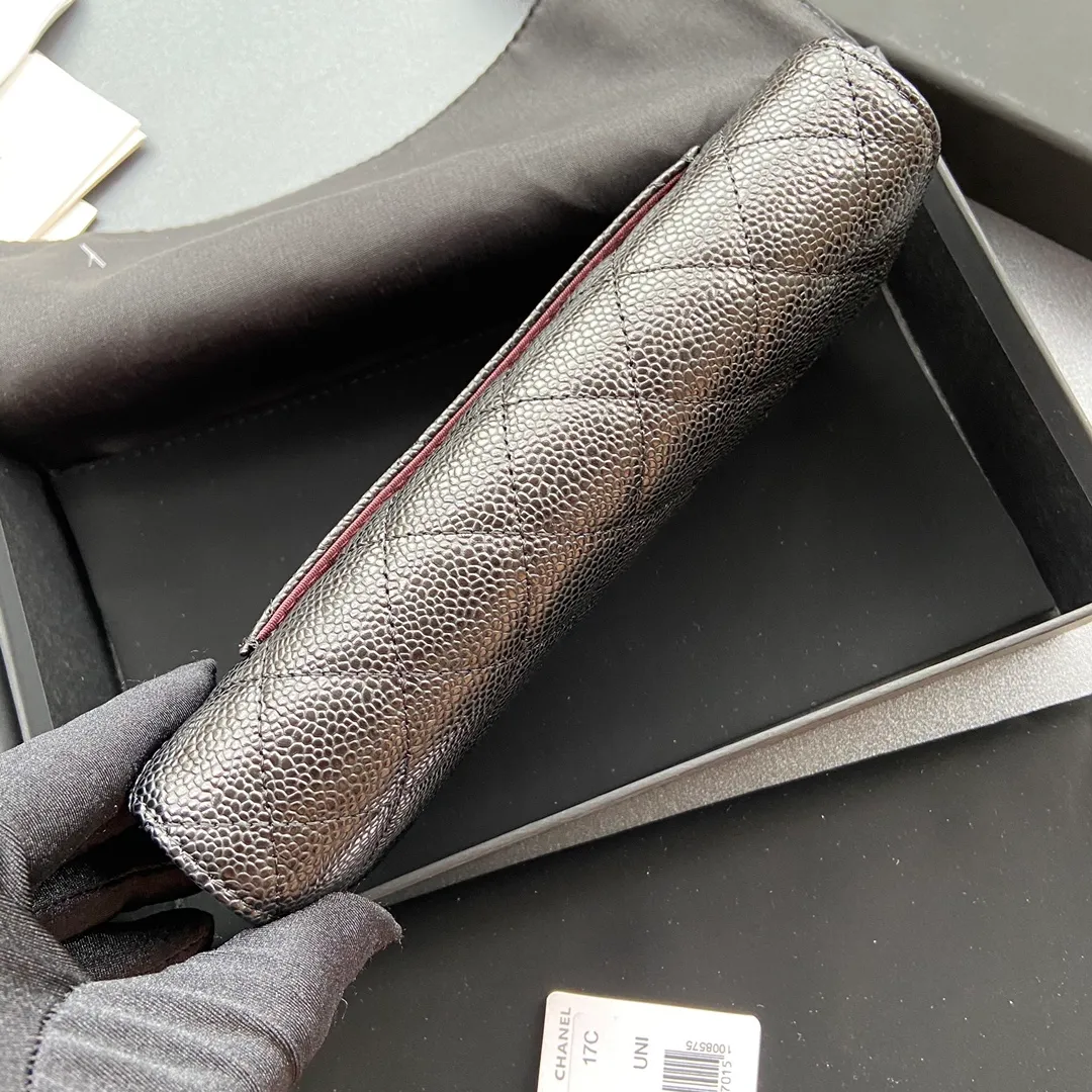Xiaoxiang imported Italian grain cowhide Item No.: A0241 Long clip with back pocket on the back Price: 480 Size: w19×h10.5×3cm Color: Black ball pattern silver steel mark