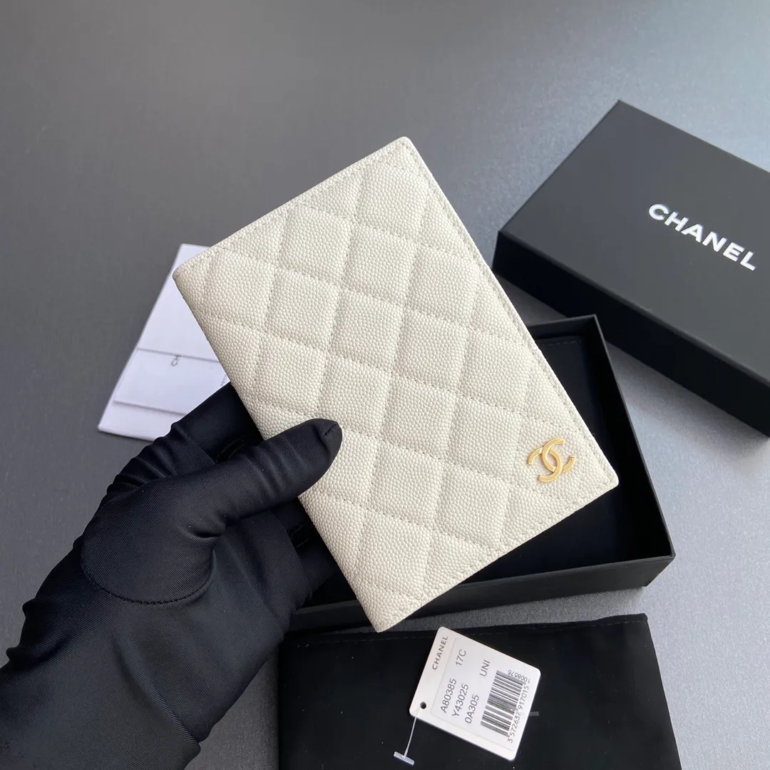 [Special grade hardware original leather] ¥280 Xiaoxiang Passport Holder Series Quilted card holder with iconic metal logo Gold tone metal hardware, special Italian imported leather 4 card slots, 1 passport holder Number: 80385 White fine ball gold Size: w10×h15×d2cm