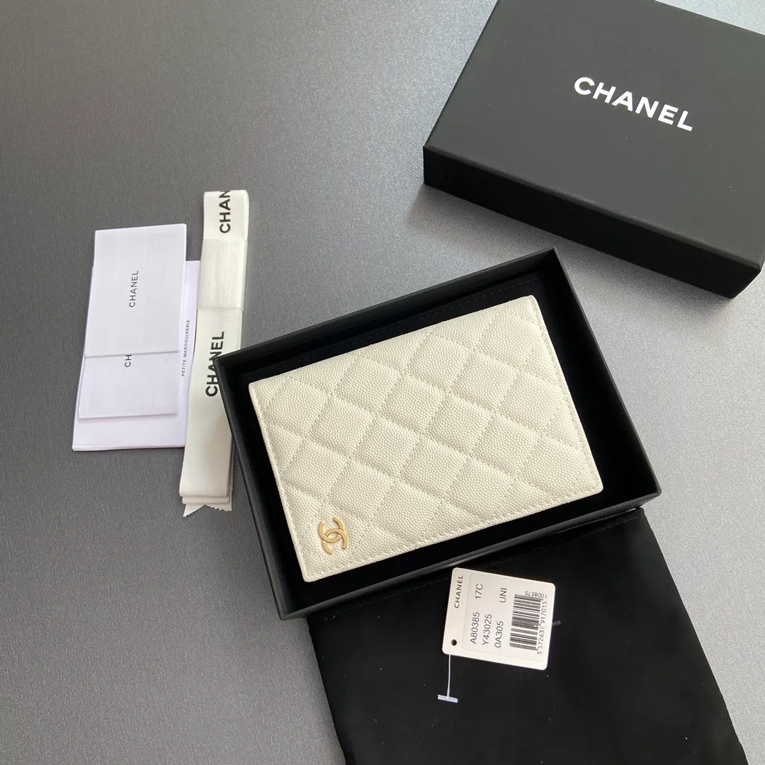 [Special grade hardware original leather] ¥280 Xiaoxiang Passport Holder Series Quilted card holder with iconic metal logo Gold tone metal hardware, special Italian imported leather 4 card slots, 1 passport holder Number: 80385 White fine ball gold Size: w10×h15×d2cm