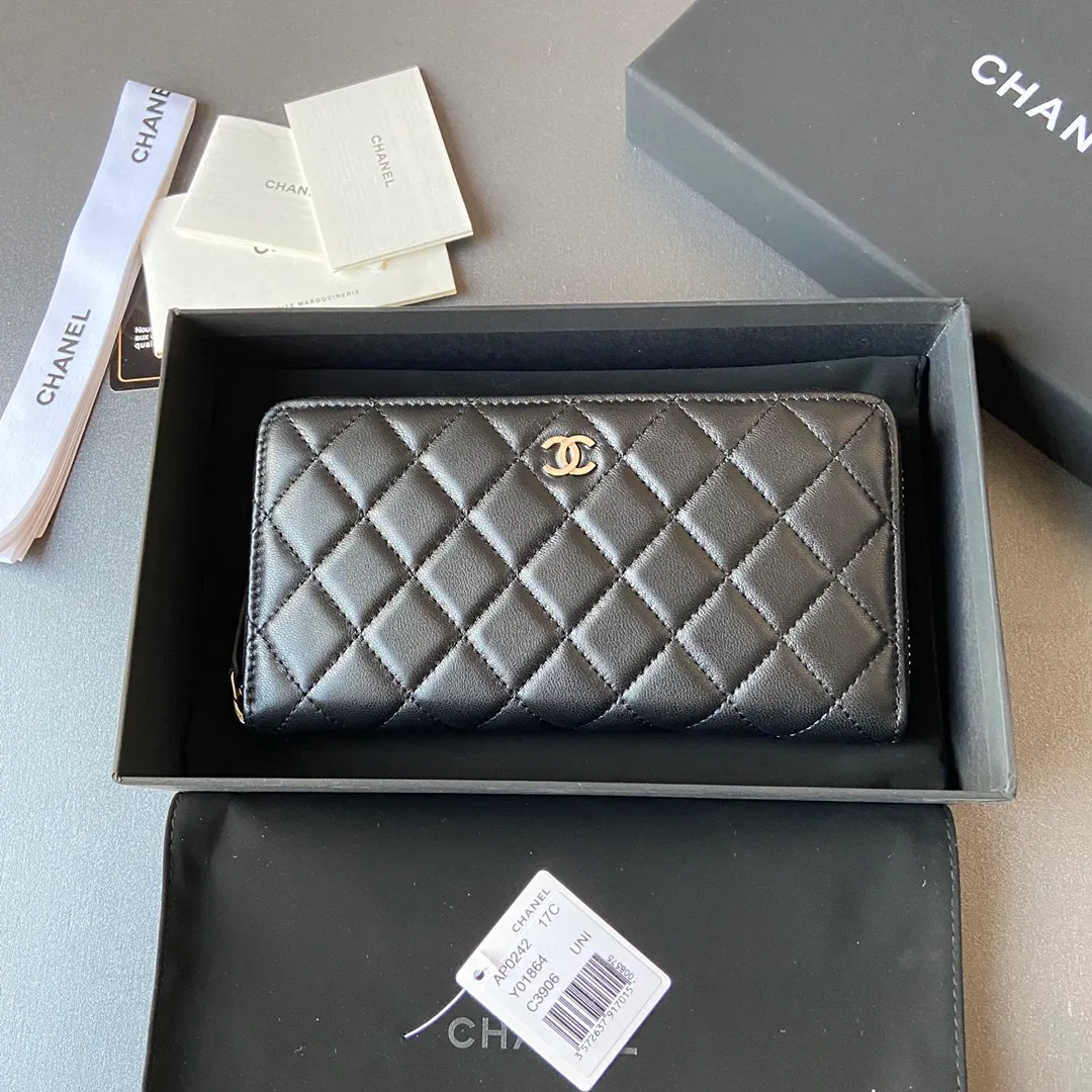 Xiaoxiang imported Italian sheepskin Item number: AP484 Price: 520 (with pocket metal pull tag) Size: w19.5×h10.5×d2cm Color: black sheepskin with silver steel mark