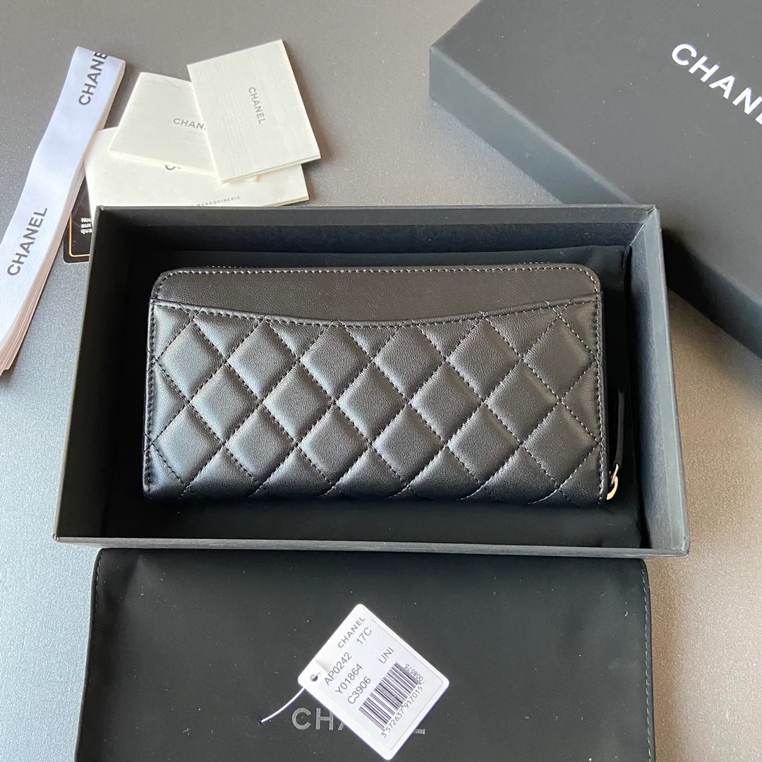 Xiaoxiang imported Italian sheepskin Item number: AP484 Price: 520 (with pocket metal pull tag) Size: w19.5×h10.5×d2cm Color: black sheepskin with silver steel mark
