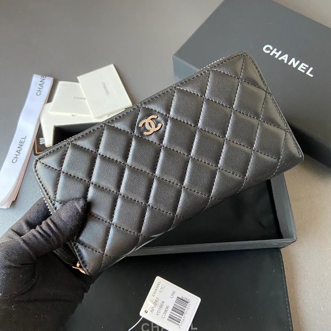 Xiaoxiang imported Italian sheepskin Item number: AP484 Price: 520 (with pocket metal pull tag) Size: w19.5×h10.5×d2cm Color: black sheepskin with silver steel mark