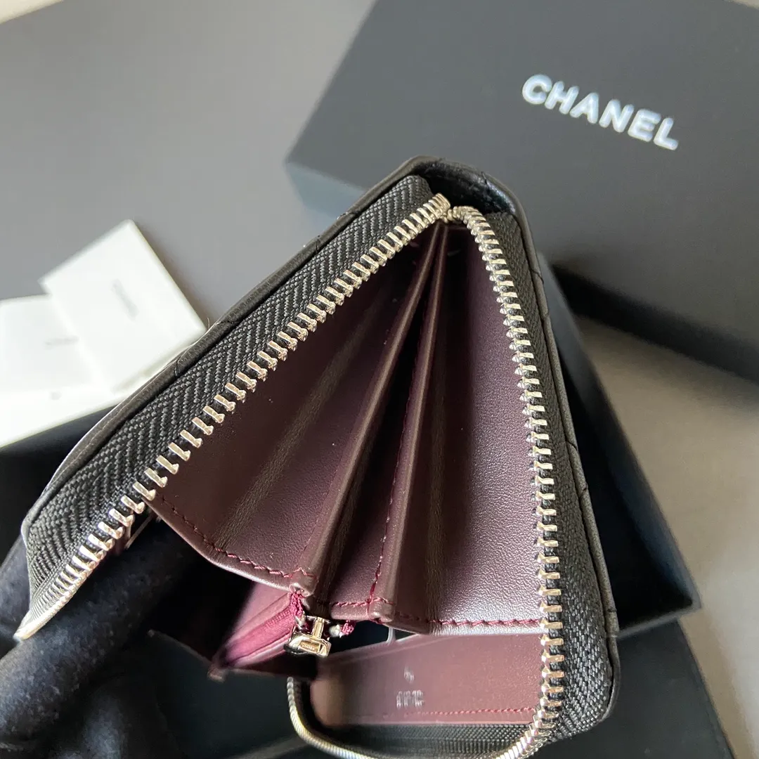 Xiaoxiang imported Italian sheepskin Item number: AP484 Price: 520 (with pocket metal pull tag) Size: w19.5×h10.5×d2cm Color: black sheepskin with silver steel mark