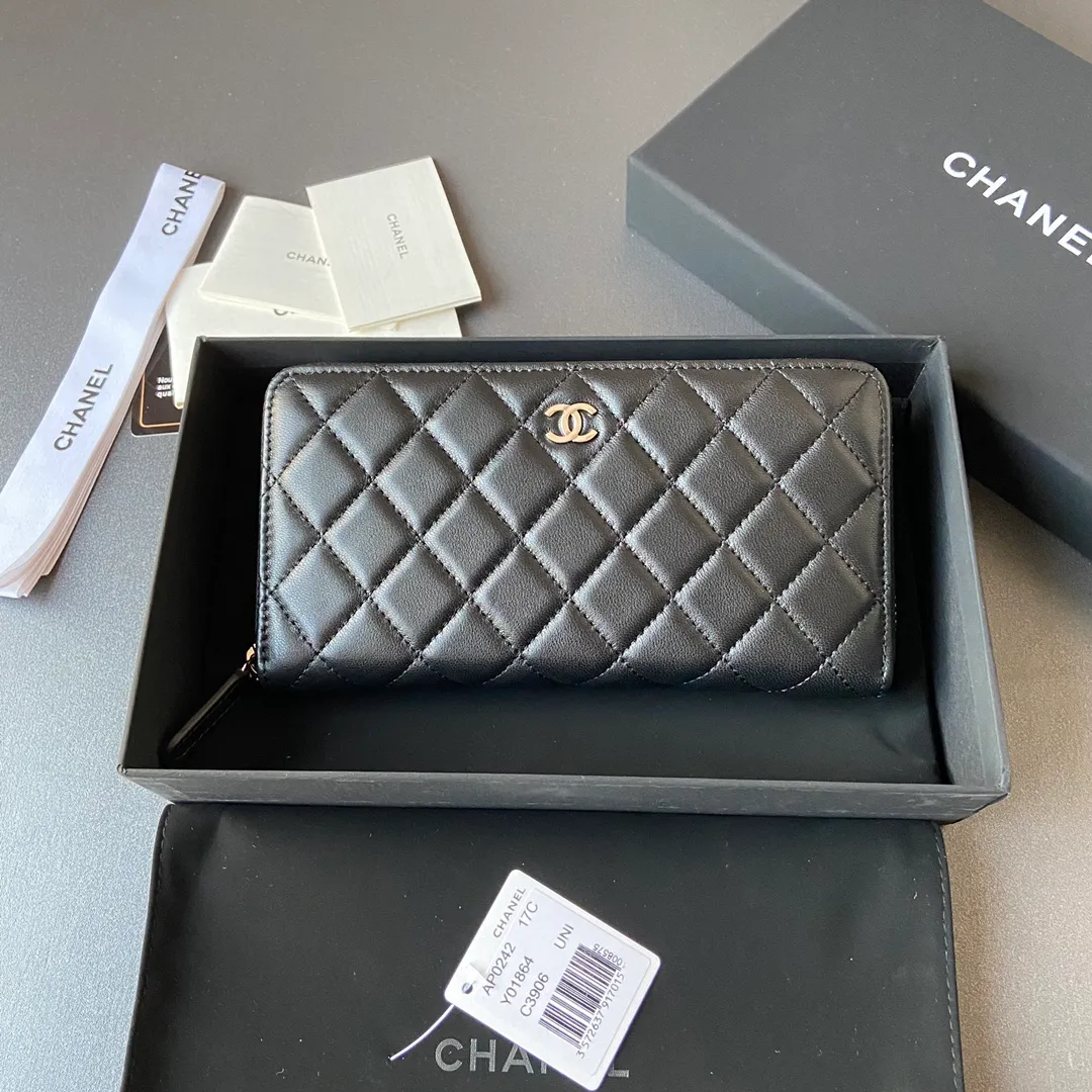 Xiaoxiang imported Italian sheepskin Item number: AP484 Price: 520 (with pocket metal pull tag) Size: w19.5×h10.5×d2cm Color: black sheepskin with silver steel mark