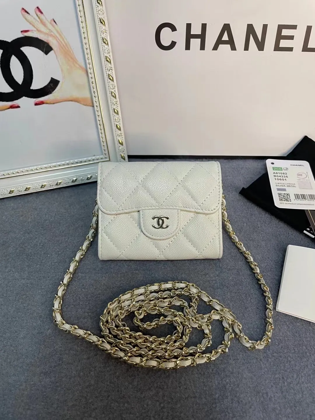 New models in stock! Classic chain dinner bag model 81082 imported caviar/small ball pattern with light hardware 💋 Built-in two sandwich compartments with large capacity, plus a back pocket, it is so convenient! Size: 12*8.5*2.5cm💰520