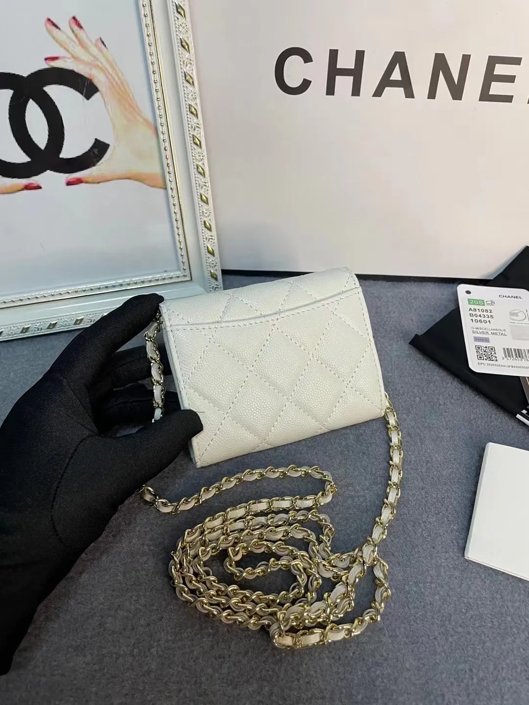 New models in stock! Classic chain dinner bag model 81082 imported caviar/small ball pattern with light hardware 💋 Built-in two sandwich compartments with large capacity, plus a back pocket, it is so convenient! Size: 12*8.5*2.5cm💰520