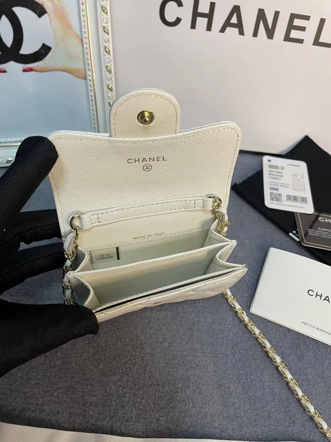New models in stock! Classic chain dinner bag model 81082 imported caviar/small ball pattern with light hardware 💋 Built-in two sandwich compartments with large capacity, plus a back pocket, it is so convenient! Size: 12*8.5*2.5cm💰520