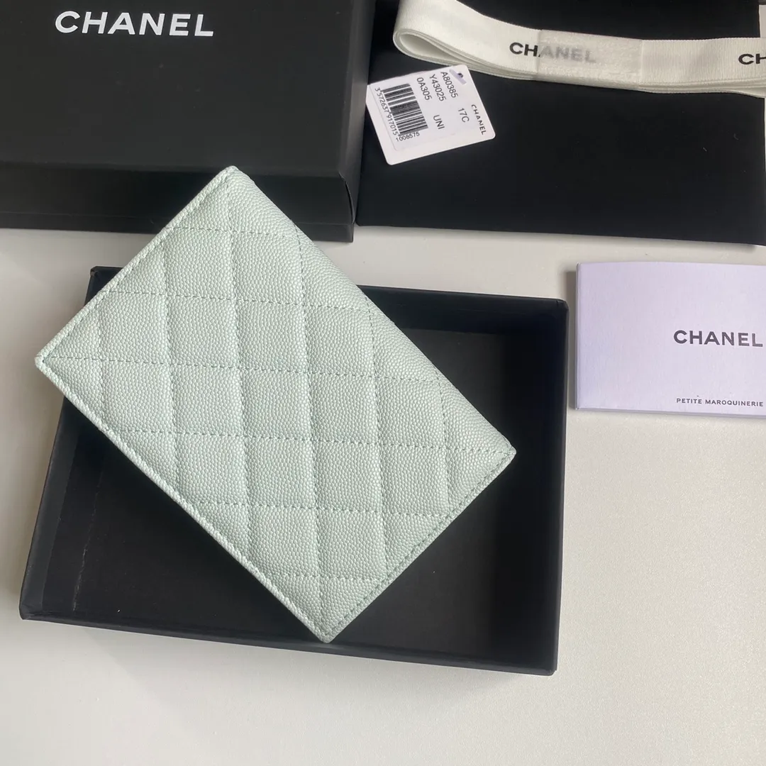280💰 CHANEL Classic Passport Holder❤️Good news for friends who are traveling! This passport holder is made of imported first-layer grain embossed cowhide, with a burgundy first-layer trim finish on the inside! 4⃣️Card slots...very convenient and practical. Model No. 80385. Size 14.5×10.5×2cm