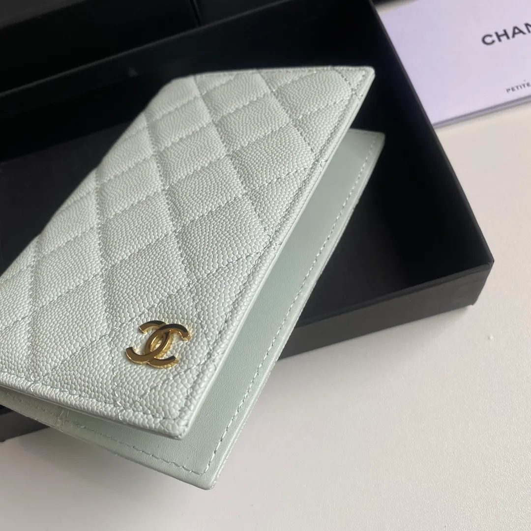 280💰 CHANEL Classic Passport Holder❤️Good news for friends who are traveling! This passport holder is made of imported first-layer grain embossed cowhide, with a burgundy first-layer trim finish on the inside! 4⃣️Card slots...very convenient and practical. Model No. 80385. Size 14.5×10.5×2cm