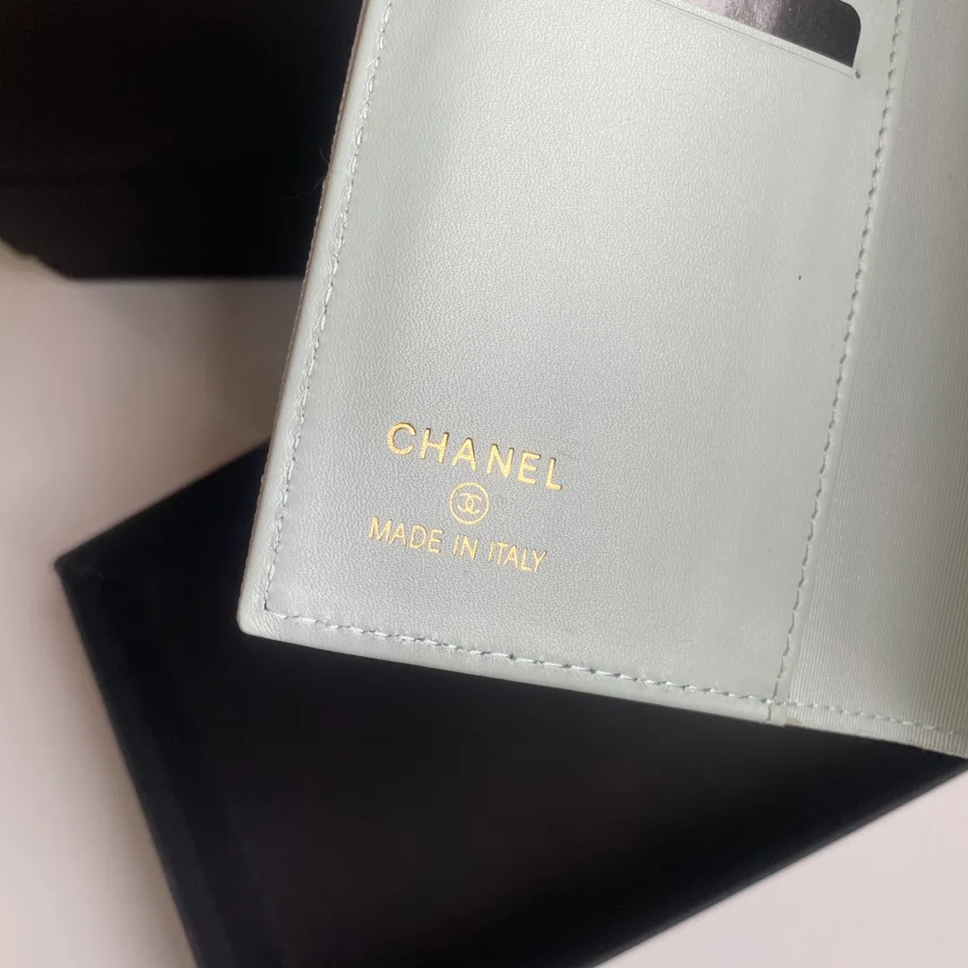 280💰 CHANEL Classic Passport Holder❤️Good news for friends who are traveling! This passport holder is made of imported first-layer grain embossed cowhide, with a burgundy first-layer trim finish on the inside! 4⃣️Card slots...very convenient and practical. Model No. 80385. Size 14.5×10.5×2cm