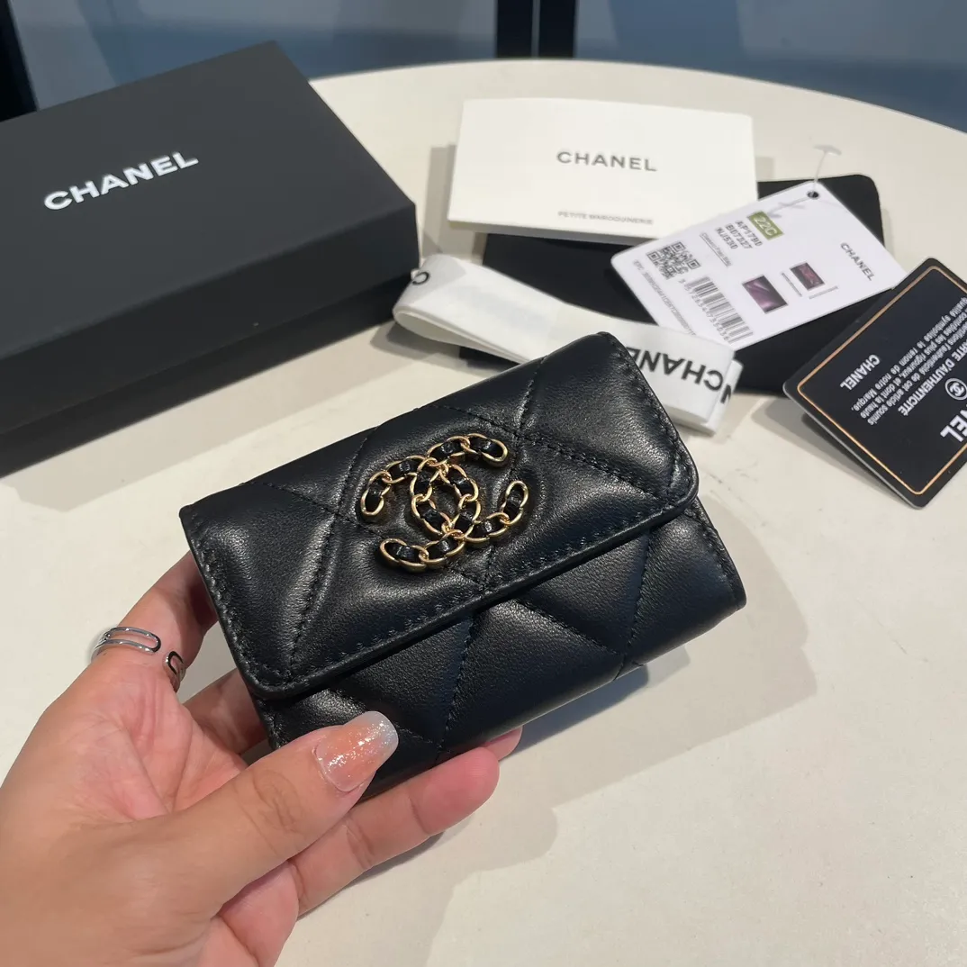 💰300😊Upgraded version💋🆕Ohanel new color🆕The latest hijab card holder, the texture of goatskin is invincible 😼The 19 series that is mainly promoted this season is the big rhombus, with a strong retro style👝Is there anyone who wants to buy each color🧸 The logo is eye-catching and unique, the goatskin has a faint luster, and the temperament instantly ups and downs❣The fashionable style and style are also co-created by Karl and Viard. The first series launched by the new artistic director will be a key recommendation of the brand from this year to next year, conveying the essence of the brand, with a full set of packaging 1790🍃size: 8.5*11cm