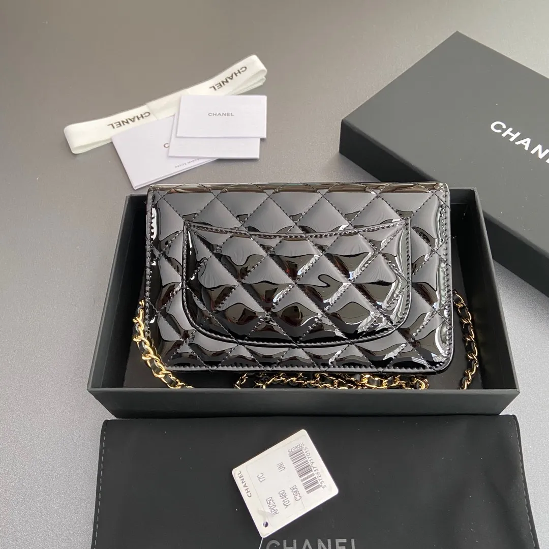 Xiaoxiang imported Italian patent leather calfskin Item No.: A0250 Price: 640 Size: w20×h13×d3.5cm Color: Black bright leather with golden steel mark
