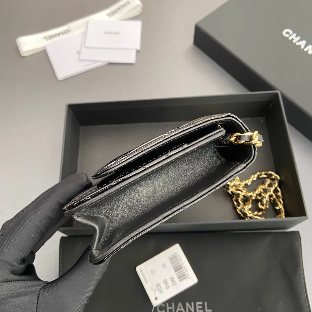 Xiaoxiang imported Italian patent leather calfskin Item No.: A0250 Price: 640 Size: w20×h13×d3.5cm Color: Black bright leather with golden steel mark