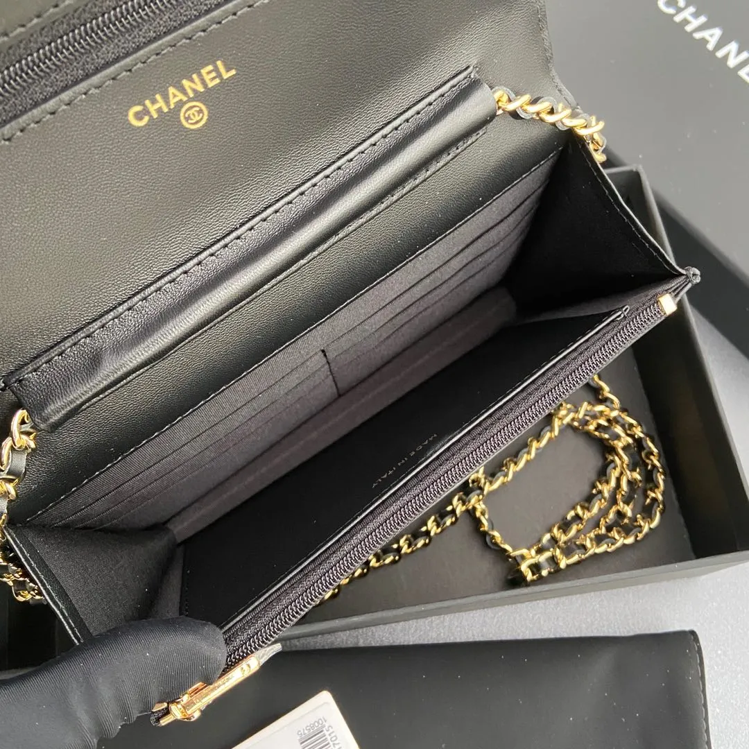 Xiaoxiang imported Italian patent leather calfskin Item No.: A0250 Price: 640 Size: w20×h13×d3.5cm Color: Black bright leather with golden steel mark