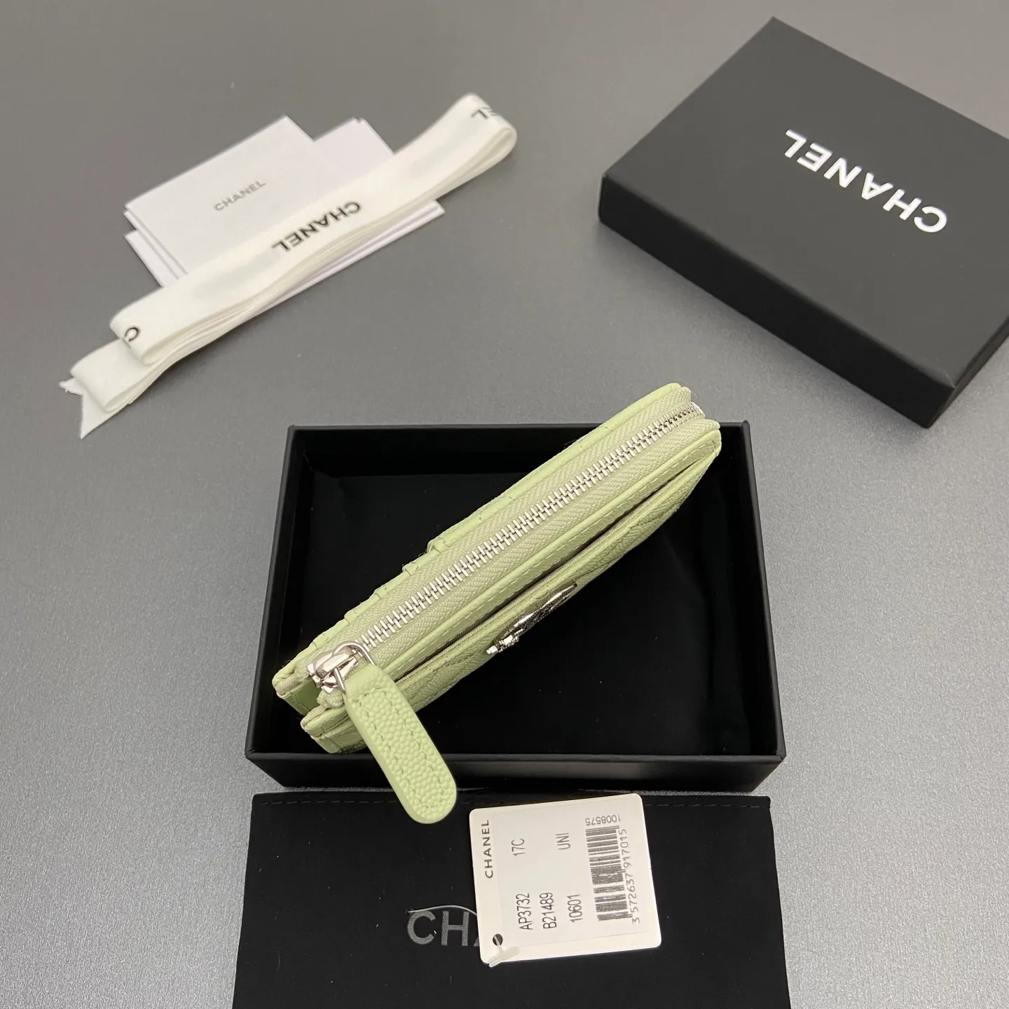 25b new series caviar cowhide with stars ⭐logo shiny blingblibg~zipper bag card holder series 6 card slots, 1 zipper bag Item number: A 3732 Price: 360 Size: w13×h8.5×d2cm Color: light green fine ball pattern silver star hardware