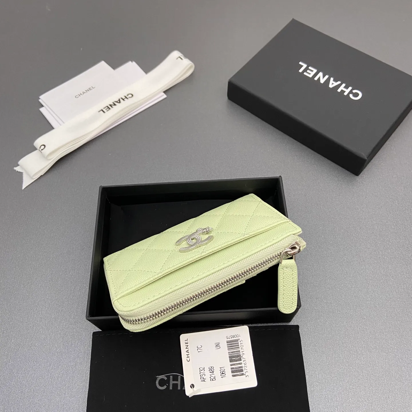 25b new series caviar cowhide with stars ⭐logo shiny blingblibg~zipper bag card holder series 6 card slots, 1 zipper bag Item number: A 3732 Price: 360 Size: w13×h8.5×d2cm Color: light green fine ball pattern silver star hardware